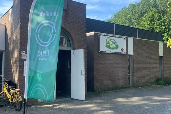 Broedplaats Met Quiet Beachflag 2024