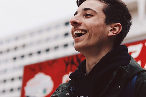 15 Ongepolijst (Jongen Lachend)