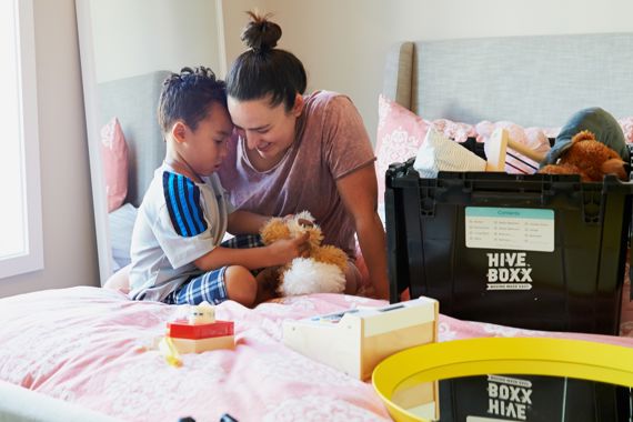 07 Samen (Moeder En Zoontje Verhuizen)