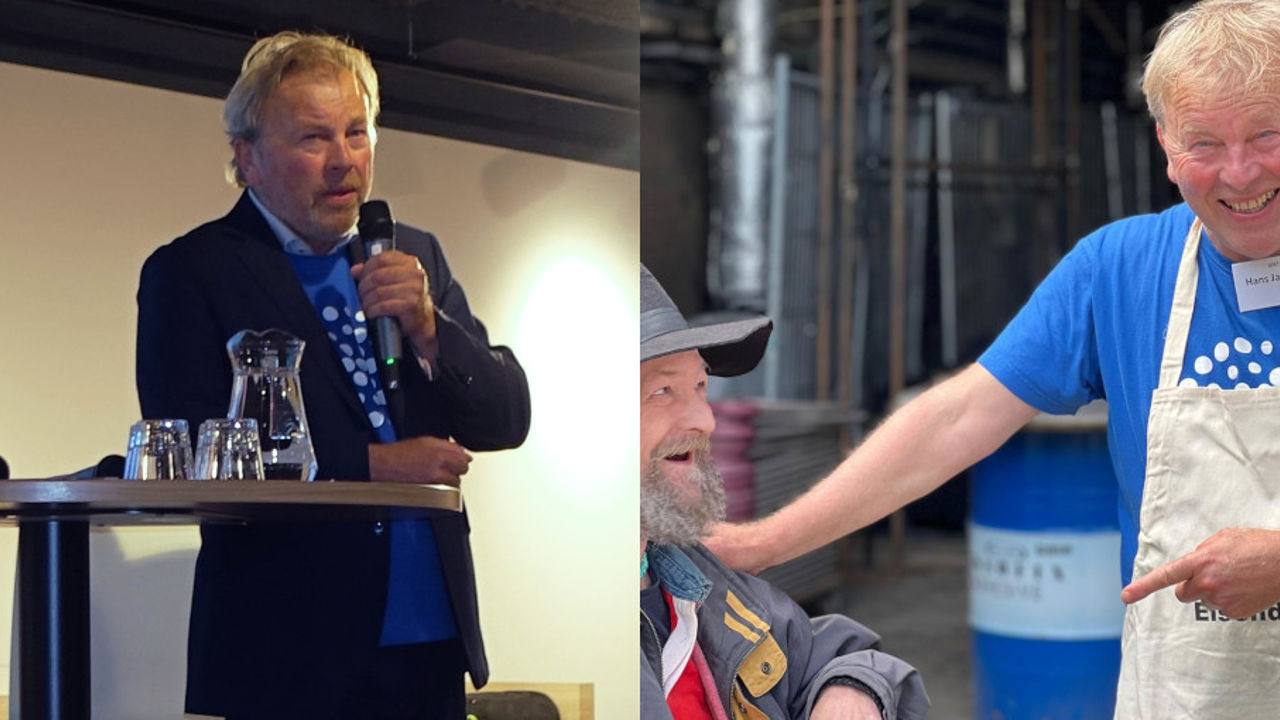 Twee foto's van Hans. Foto links: Hans leunt op een statafel. Hij draagt een Quietshirt en een colbert. Hij praat in de microfoon die hij vast heeft. Foto rechts: Hans draagt een Quietshirt en een kookschort. Hij heeft zijn hand op de schouder van Jeroen. Met zijn andere hand wijst hij naar Jeroen. Hij lacht hard.