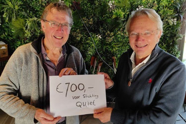 Vincent krijgt een cheque overhandigt van €700.