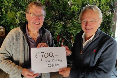 Vincent krijgt een cheque overhandigt van €700.